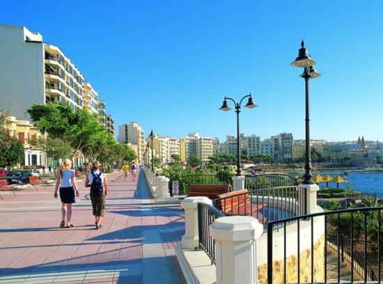Modern 2 Bedroom Maisonette In Central Слима Екстериор снимка