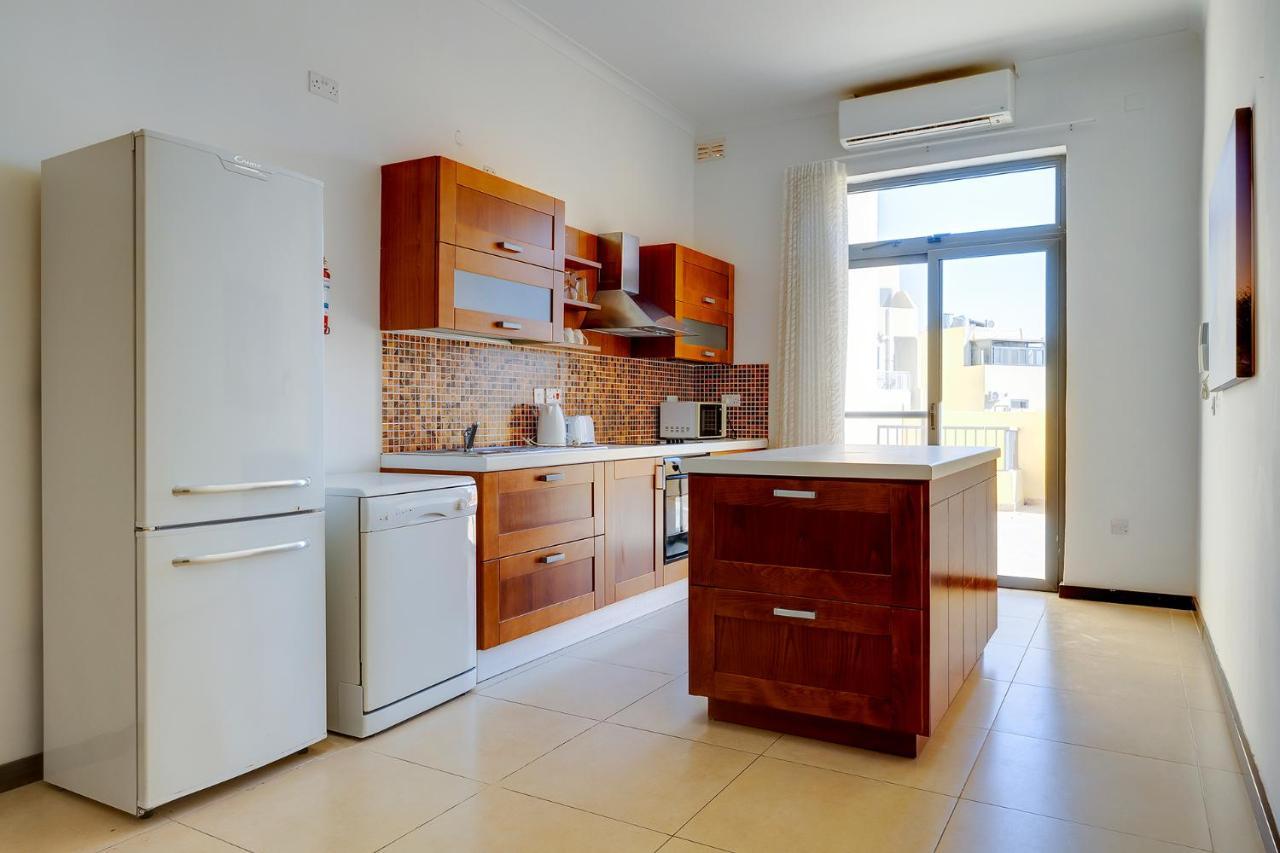 Modern 2 Bedroom Maisonette In Central Слима Екстериор снимка